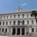 Da qui possiamo ammirare alla nostra sinistra il grandioso e prezioso Palazzo dellAteneo, sede dellUniversit barese che col suo prospetto color crema  presente in citt dal 1890